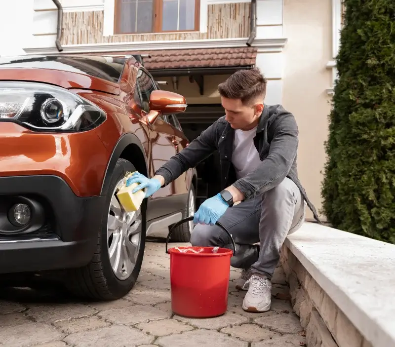 Lavage auto à domicile Saint-Hilaire-de-Lusignan : professionnel intervenant sur un véhicule